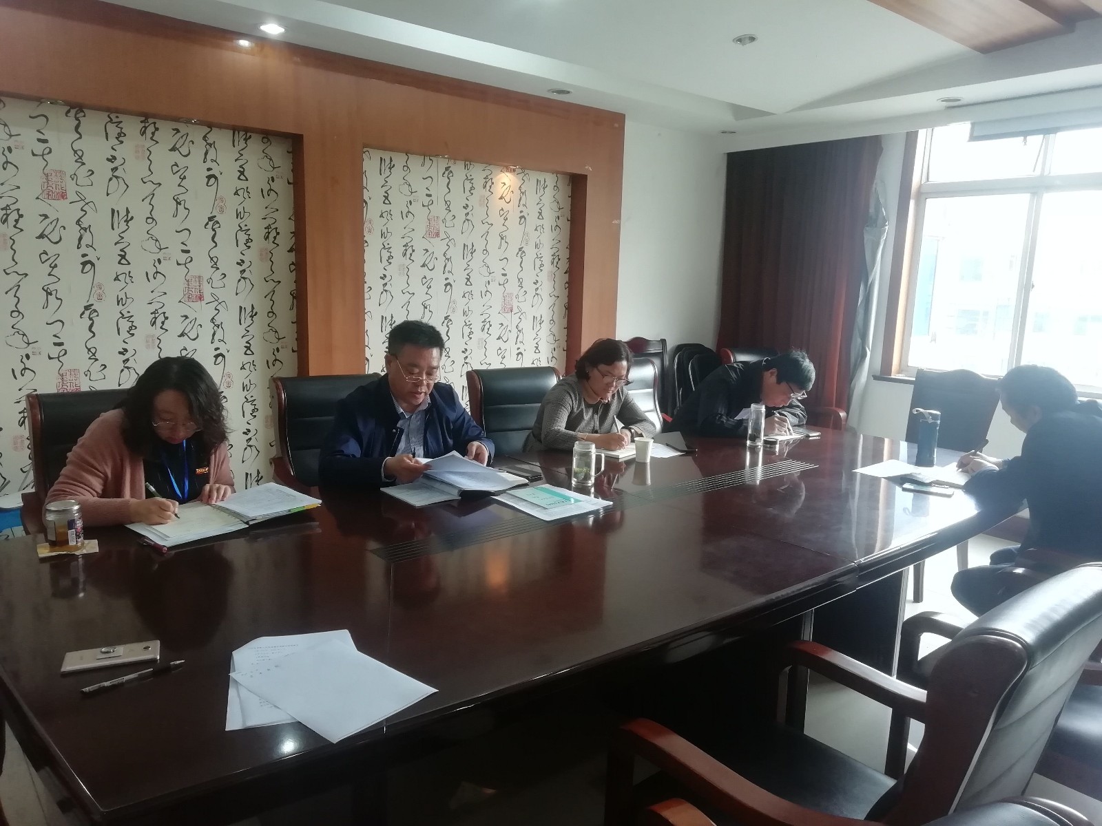 1587460765740849.jpg 中心组集体学习4.jpg